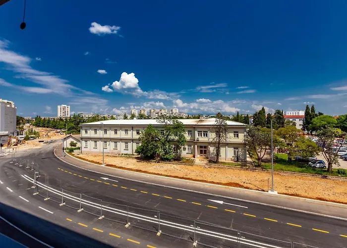 Tiffy W Private Parking ザダル